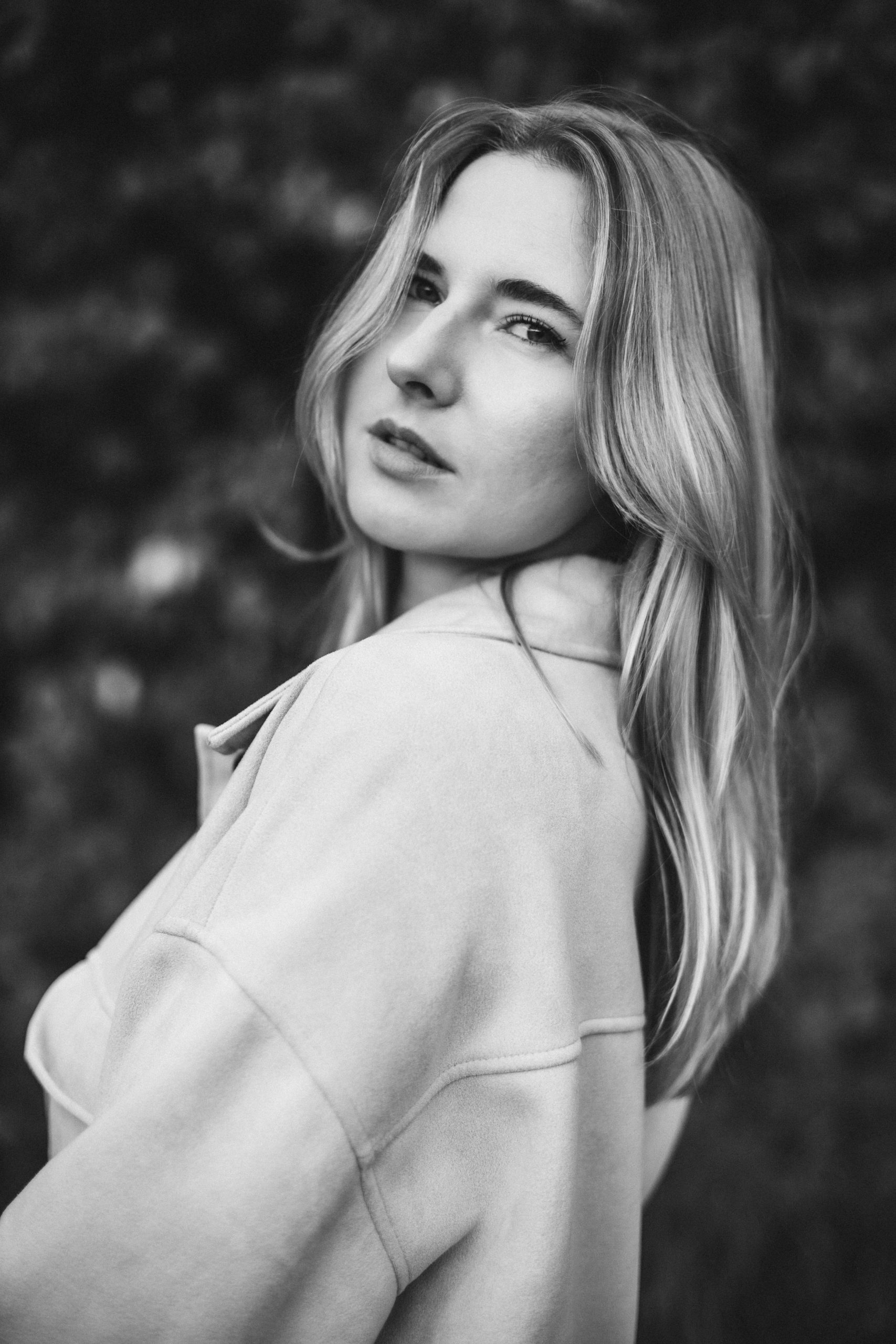 Schwarz-weiß Foto von einer schönen, jungen Frau