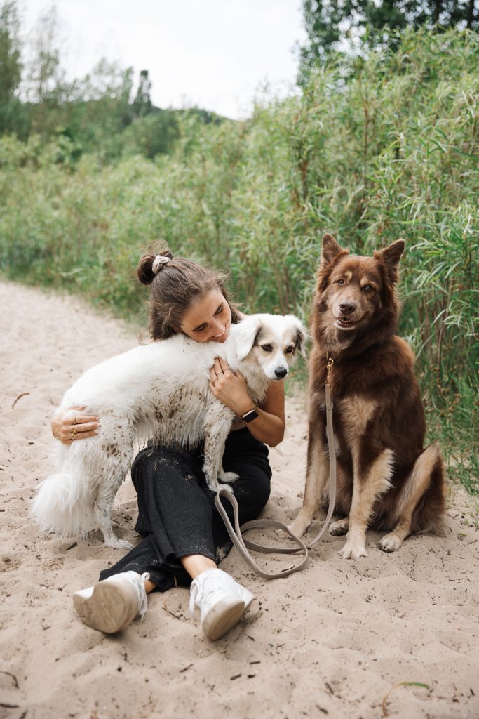 Foto von Fiona Bliedtner und ihren beiden Hunden Bounty und Nala