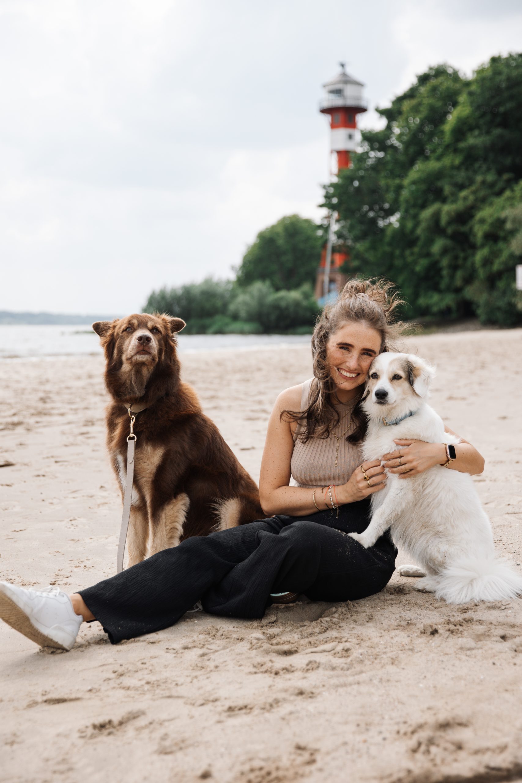 Foto von Fiona Bliedtner und ihren beiden Hunden Bounty und Nala