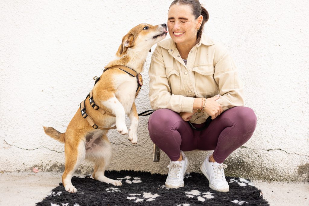 Foto von Fiona Bliedtner und einem Hund aus dem Tierschutz