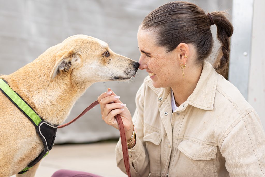 Foto von Fiona Bliedtner und einem Hund aus dem Tierschutz