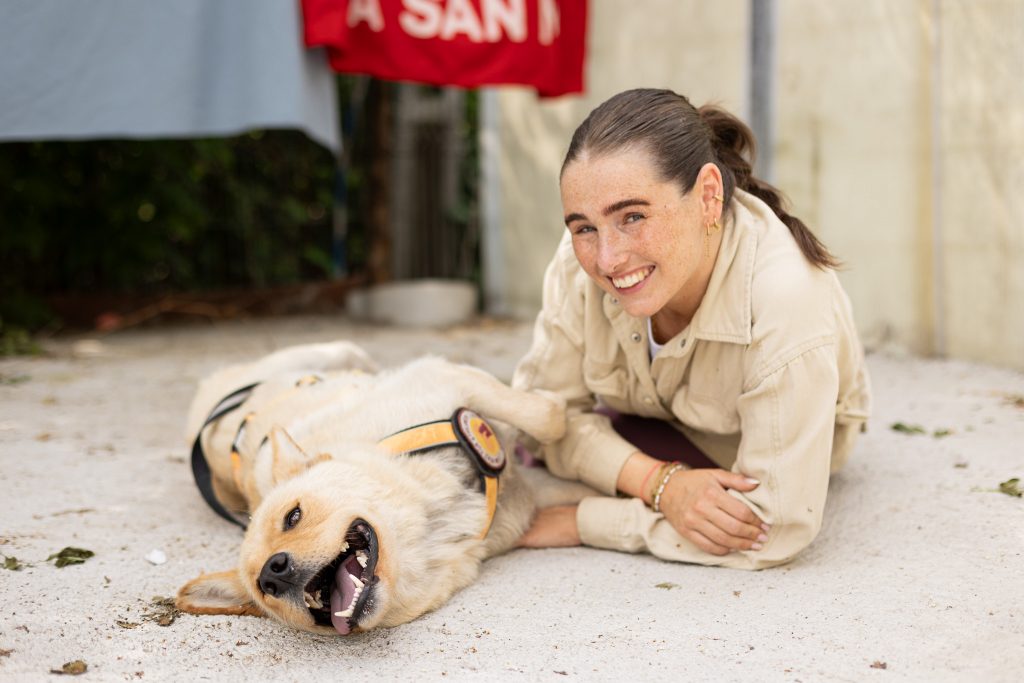 Foto von Fiona Bliedtner und einem Hund aus dem Tierschutz