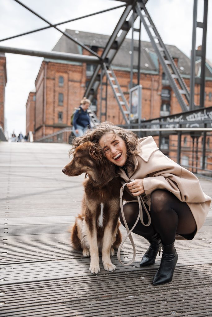 Foto von Fiona Bliedtner und ihrem Hund Bounty