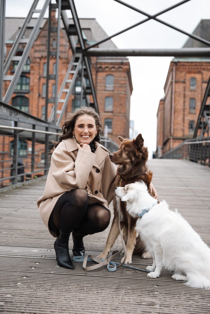 Foto von Fiona Bliedtner und ihren beiden Hunden Bounty und Nala