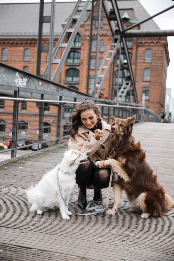 Foto von Fiona Bliedtner und ihren beiden Hunden Bounty und Nala
